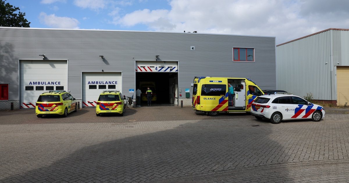 Ambulancemedewerker gewond nadat arm bekneld raakt bij ambulancepost in Soesterberg