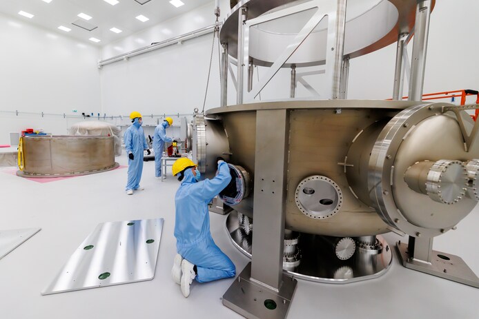 Universiteit Maastricht heeft een belangrijke rol bij de ontwikkeling van de Einstein Telescoop. Momenteel wordt druk gebouwd aan een groot onderzoekslaboratorium in de wijk Randwyck. Een prototype van de Einstein Telescoop wordt momenteel opgebouwd in de cleanroom. De ET Pathfinder. Monteurs werken in de stofvrije ruimte in het laboratorium.