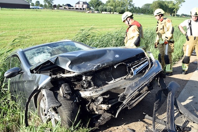 Vier gewonden bij frontale botsing in Kerkwijk: traumahelikopter en vier ambulances ingezet