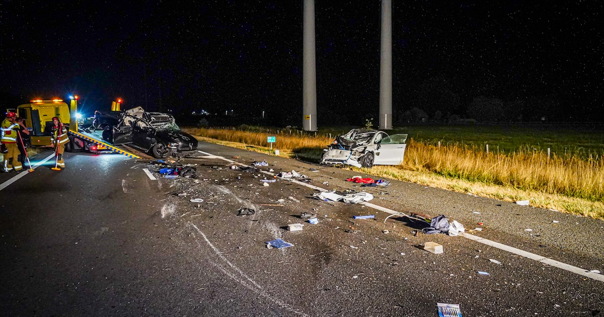 Twee auto's komen in botsing op A18 bij Doetinchem, snelweg ligt bezaait met brokstukken