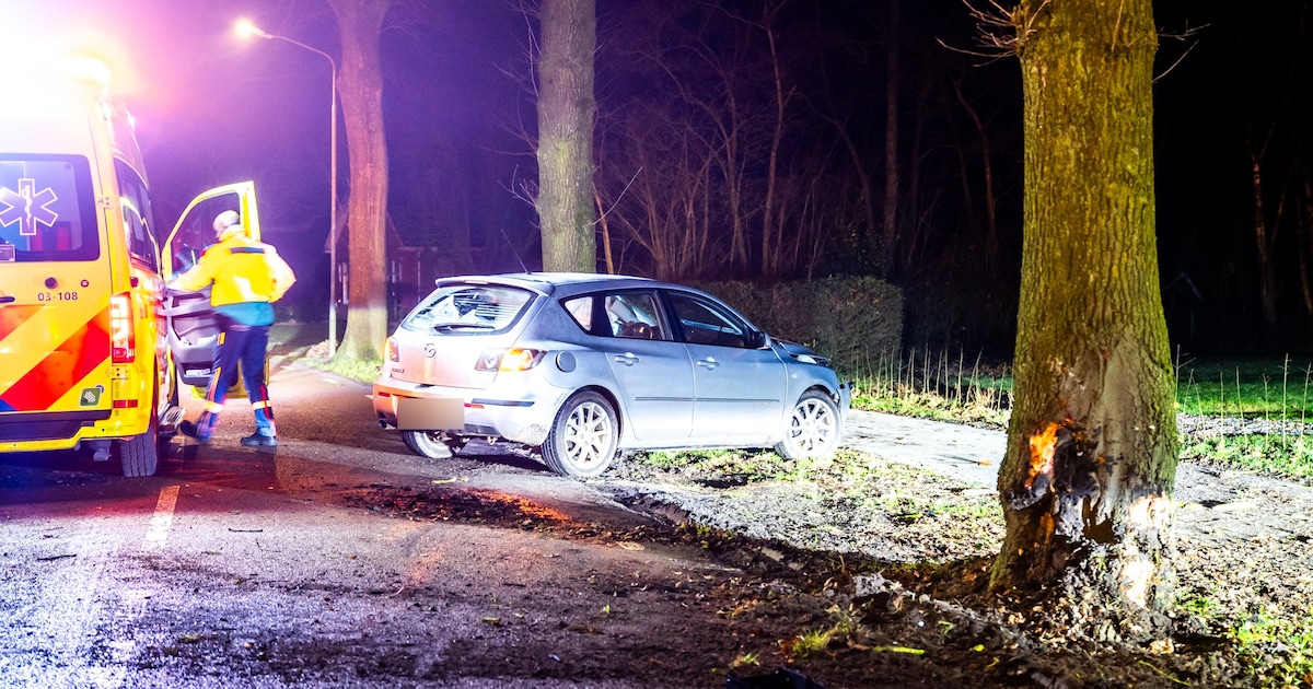 Automobilist vliegt uit bocht en crasht tegen boom op 'gevaarlijke' weg Nieuw-Roden
