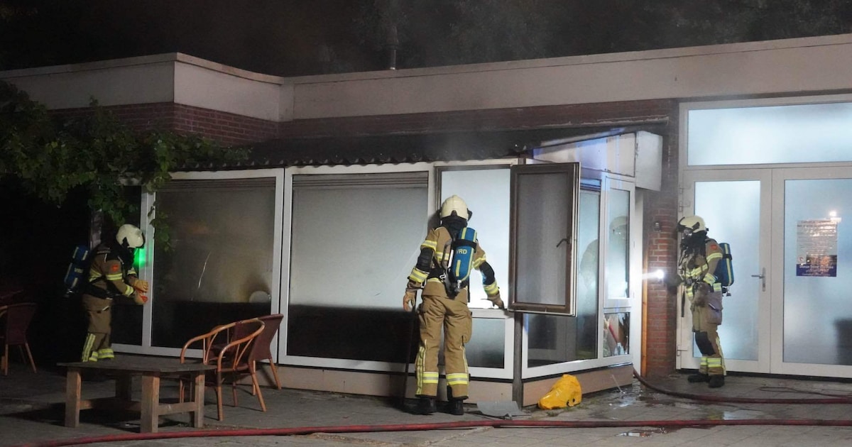Brandweer bestrijdt brand in moskee aan Stadhouderslaan in Assen