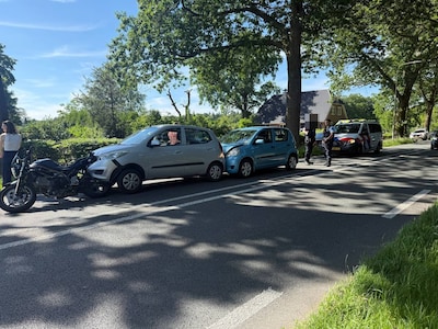Drie voertuigen betrokken bij kop-staart botsing aan Arnhemseweg in Beekbergen