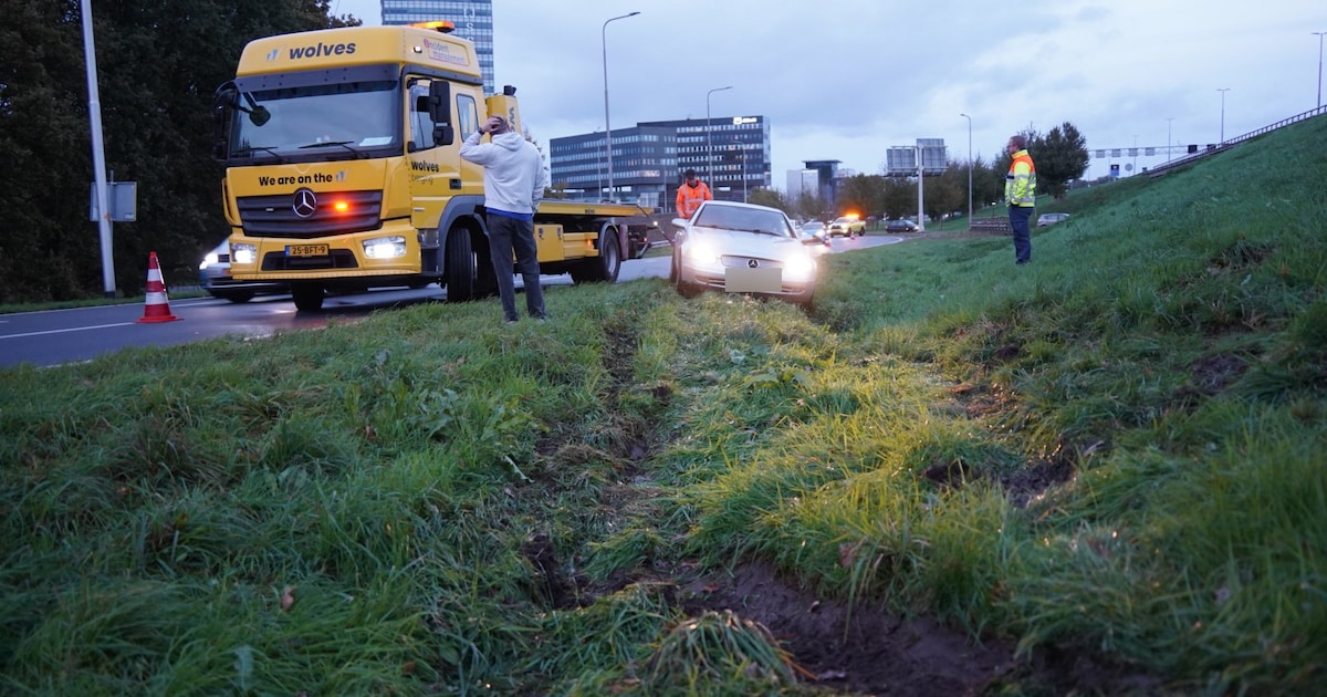 Auto vliegt uit de bocht op A28 in Zwolle