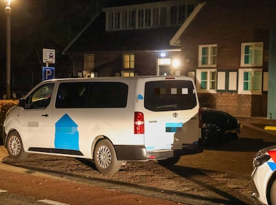 Chauffeur taxibus wordt achtervolgd door crossmotor, even later krijgt hij een vuurwapen in zijn gez
