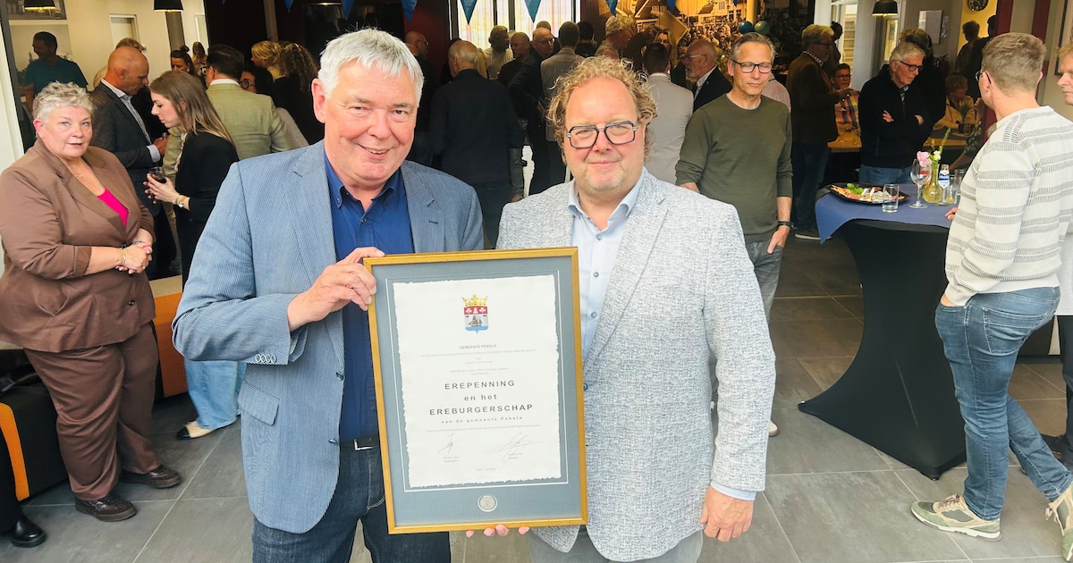Gemeentesecretaris Jan van der Woude benoemd tot ereburger van Pekela