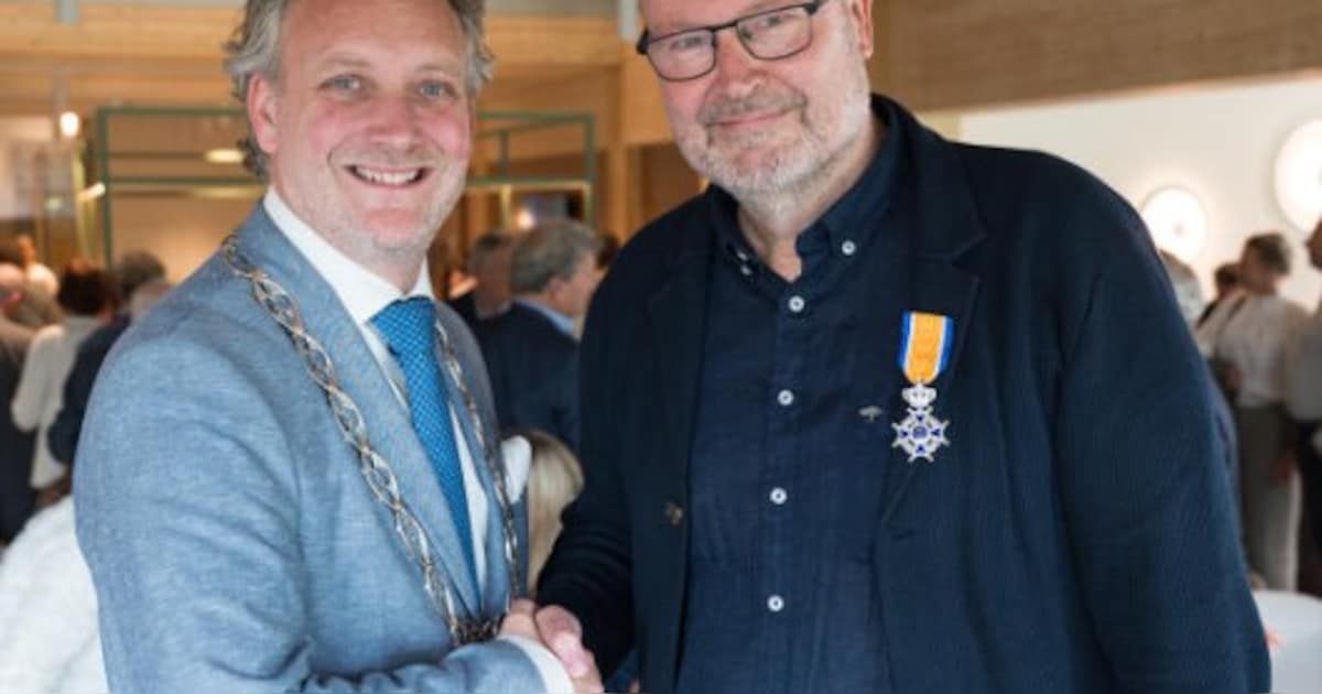Burgemeester van Gouda overhandigt koninklijke onderscheiding aan Jeroen van den Oever
