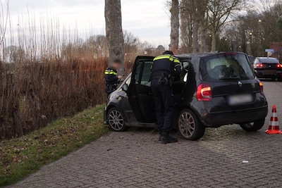 Auto botst tegen boom in Helmond, bestuurder naar politiebureau