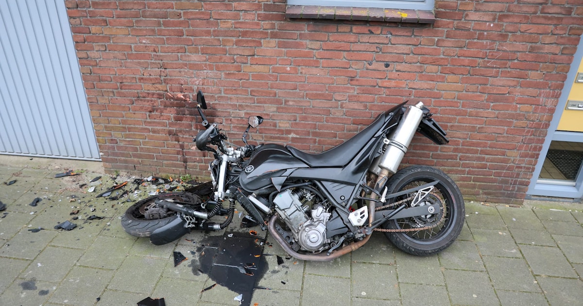 Motor aan gort na frontale botsing tegen een muur in Velsen, bestuurder aangehouden