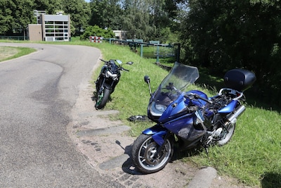 Twee motorrijders gaan onderuit in bocht in Waalwijk, flinke schade