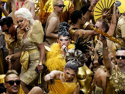 Pride Amsterdam: geen dansende Madonna op een boot, wel volop verbinding: ‘Iedereen mag er zijn’