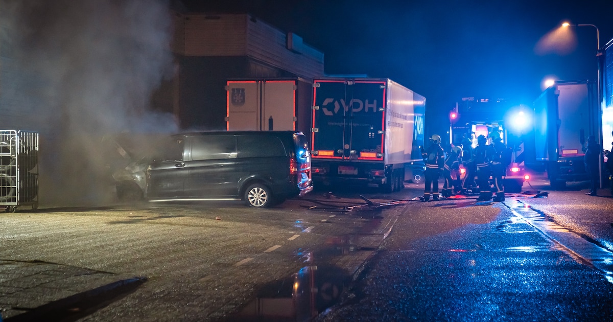 Bestelbus in brand bij bedrijf aan de Ringdijk in Ridderkerk