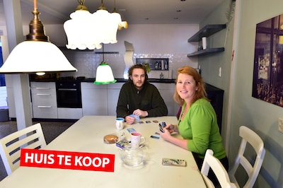 In kleine steeg staat deze grote woning van Josine: ‘Enorme bak ruimte, maar het voelt heel privé’