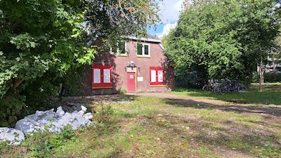 Het duurde even, maar de verloederde boerderij aan de Marijkeweg 31 krijgt nu snel een opknapbeurt