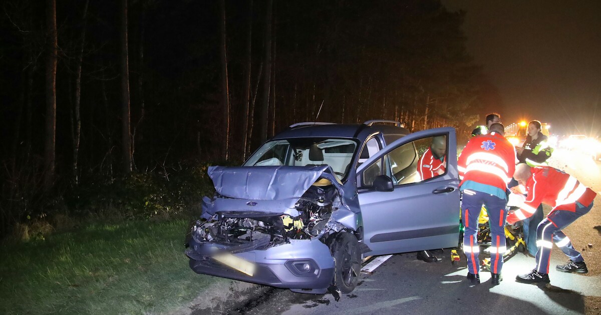 Automobilist gewond na botsing op mobiele kraan op N271
