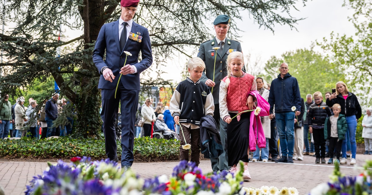 In beeld: Dodenherdenking bij het gemeentehuis in Ommen