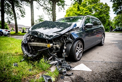Auto eindigt in de berm na botsing in Arnhem