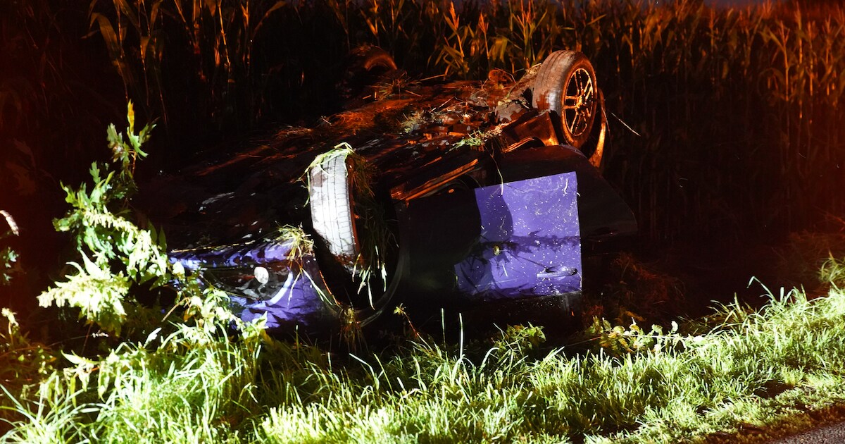 Auto slaat over de kop het maisveld in, na botsing met giertank