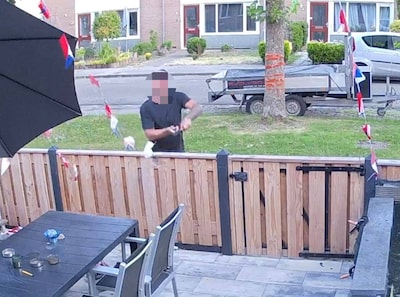 Vroeg in de ochtend slaat man toe in versierde straat: vlaggetjes en decoraties doorknipt met heggen
