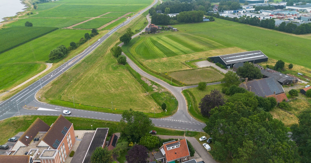 Ook sluiproute langs de dijk bij Olst straks op slot, slagbomen houden verkeer tegen
