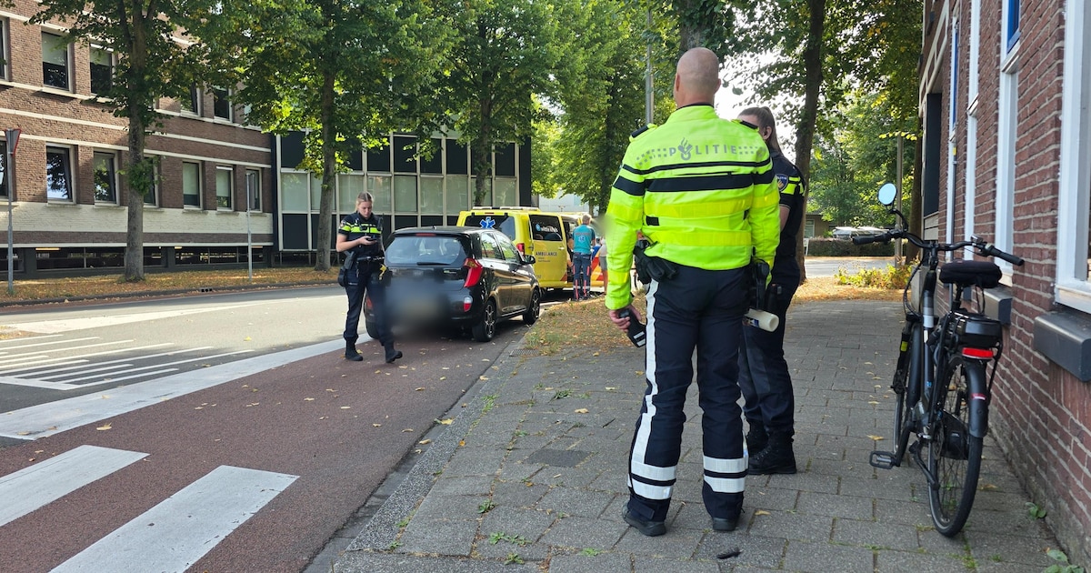 Fietser en auto in botsing aan Drechterwaard in Alkmaar