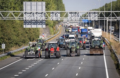 LIVE Boerenprotesten | Boeren negeren oproep om niet de snelweg op te gaan na noodlottig ongeval: files door trekkers