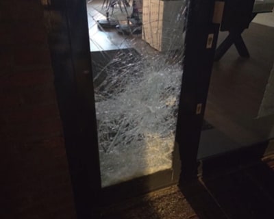 Poging tot inbraak bij telefoonwinkel in Veghel: ruit zwaar beschadigd, maar dader komt niet binnen