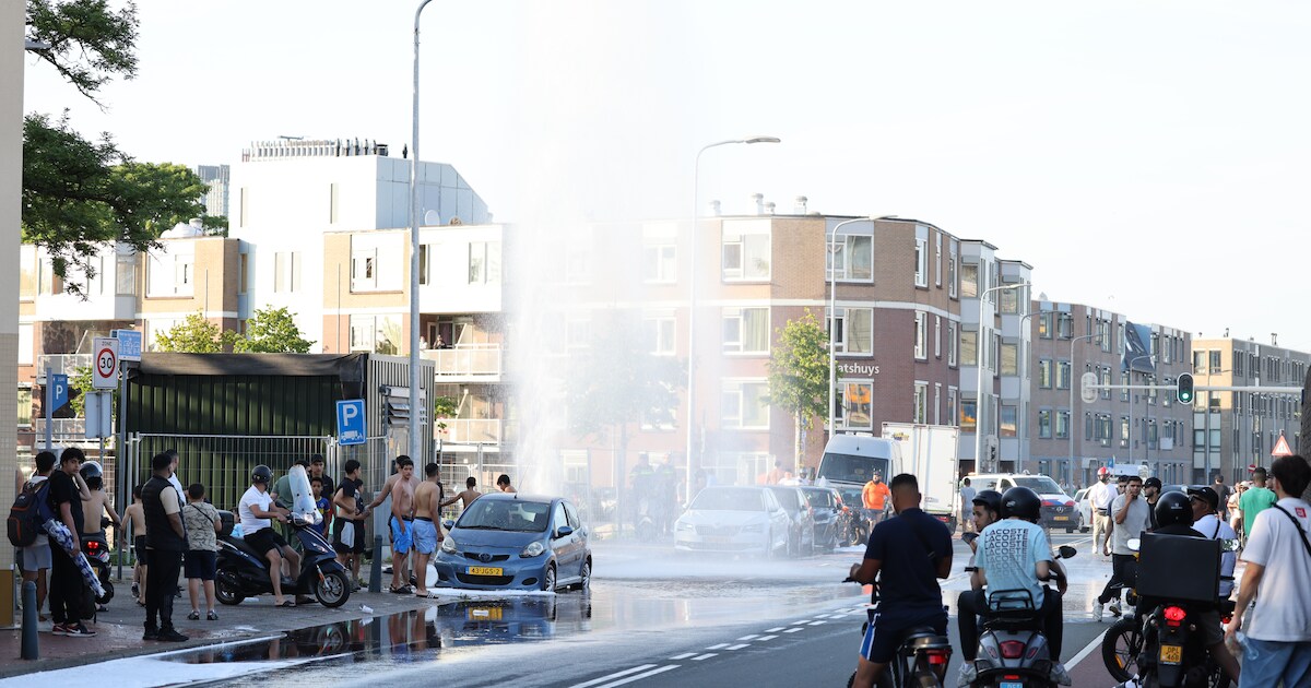 Jeugd vermaakt zich bij geopende brandkraan in Schilderswijk