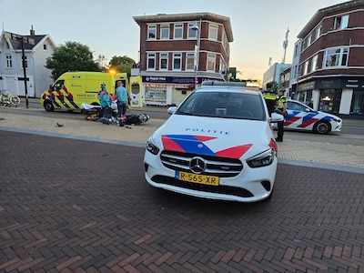 Scooterrijder gewond na aanrijding met auto in Apeldoorn