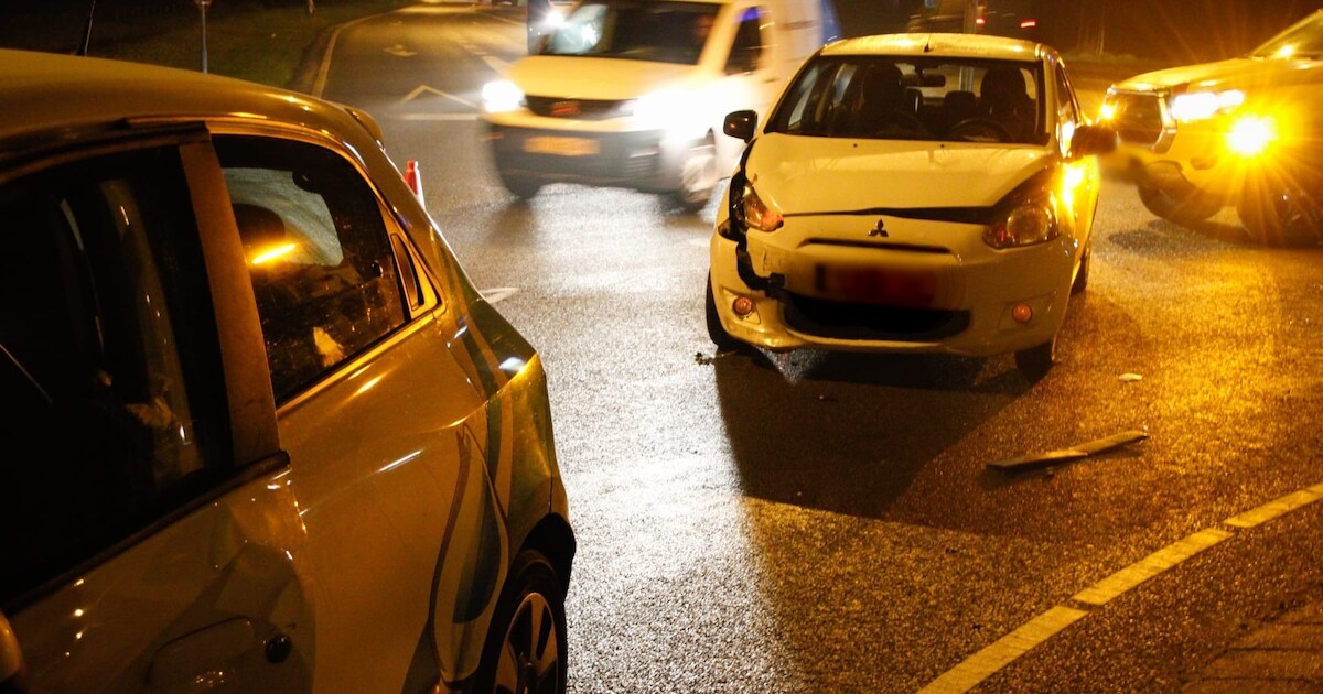 Automobilisten botsen tegen elkaar na voorrangsfout, wagen total loss