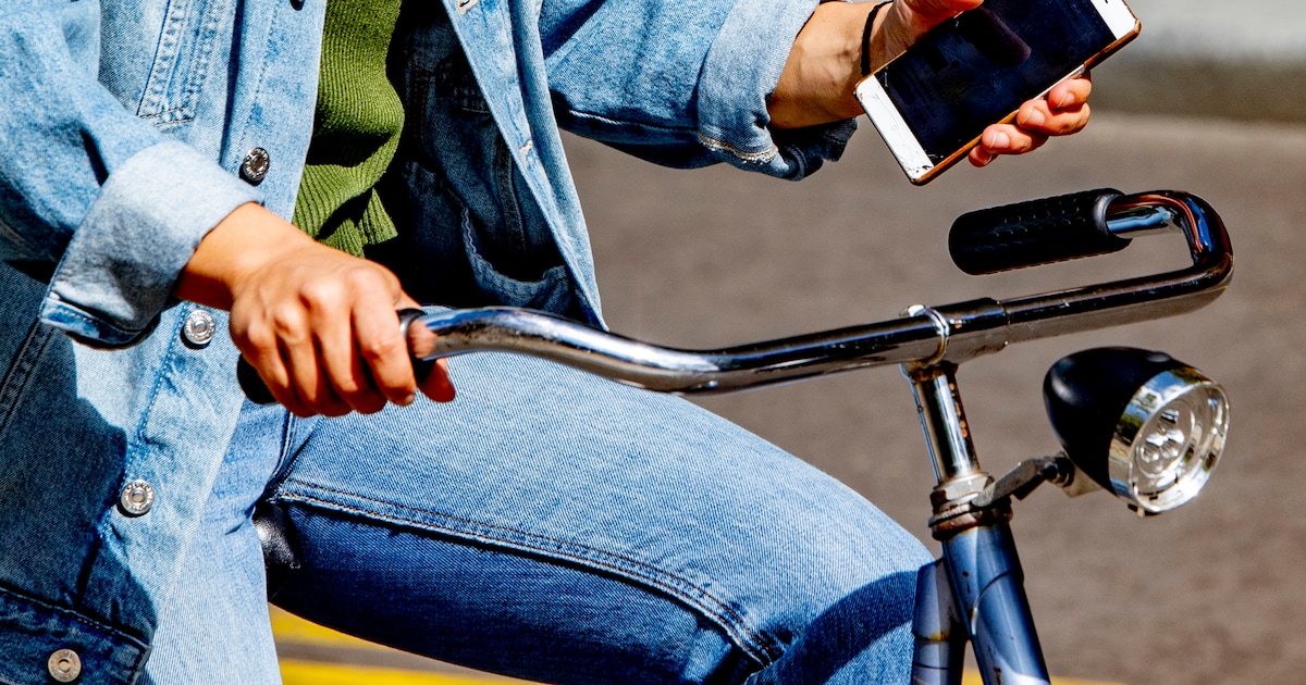 Pinkstermarkt in Panningen belicht gevaren van appen op de fiets