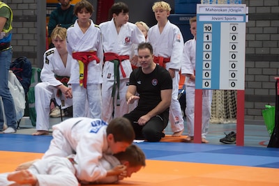 Of zijn haar eraf ging, dat was dé vraag voor de Apeldoornse judoleraar Joni bij de Team Cup