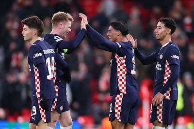 Daverende verrassing in CL: PSV vernedert Liverpool op Anfield en vergroot crisis voor Arne Slot