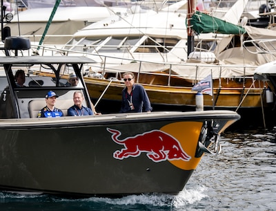 Max Verstappen arriveert per boot voor GP van Monaco, dit is