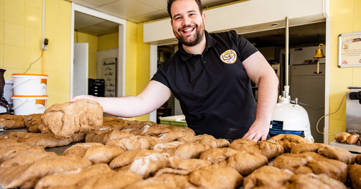 Bakker Koen (23) heeft zijn eerste bakkerij in Papendrecht geopend en biedt beschutte werkplekken aa