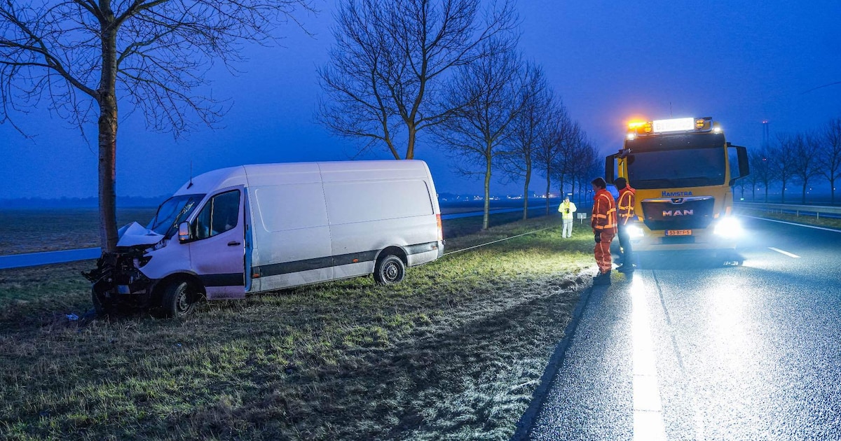 Bestelbus knalt tegen boom langs N33 bij Wildervank door spekglad wegdek