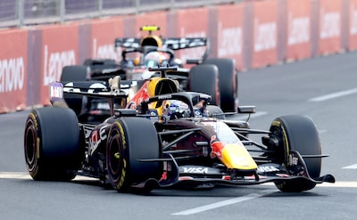 Tweede herstart voorloopt rustig, Max Verstappen jaagt op George Russell voor leiding in de race