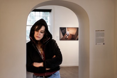 Kunstenares legt schaamte en schuld rond seksueel geweld vast in rauwe beelden: ‘Slachtoffers én dad