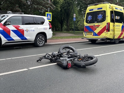 Man (27) op fatbike ziet politieauto niet bij het oversteken en botst er tegenaan in Etten-Leur