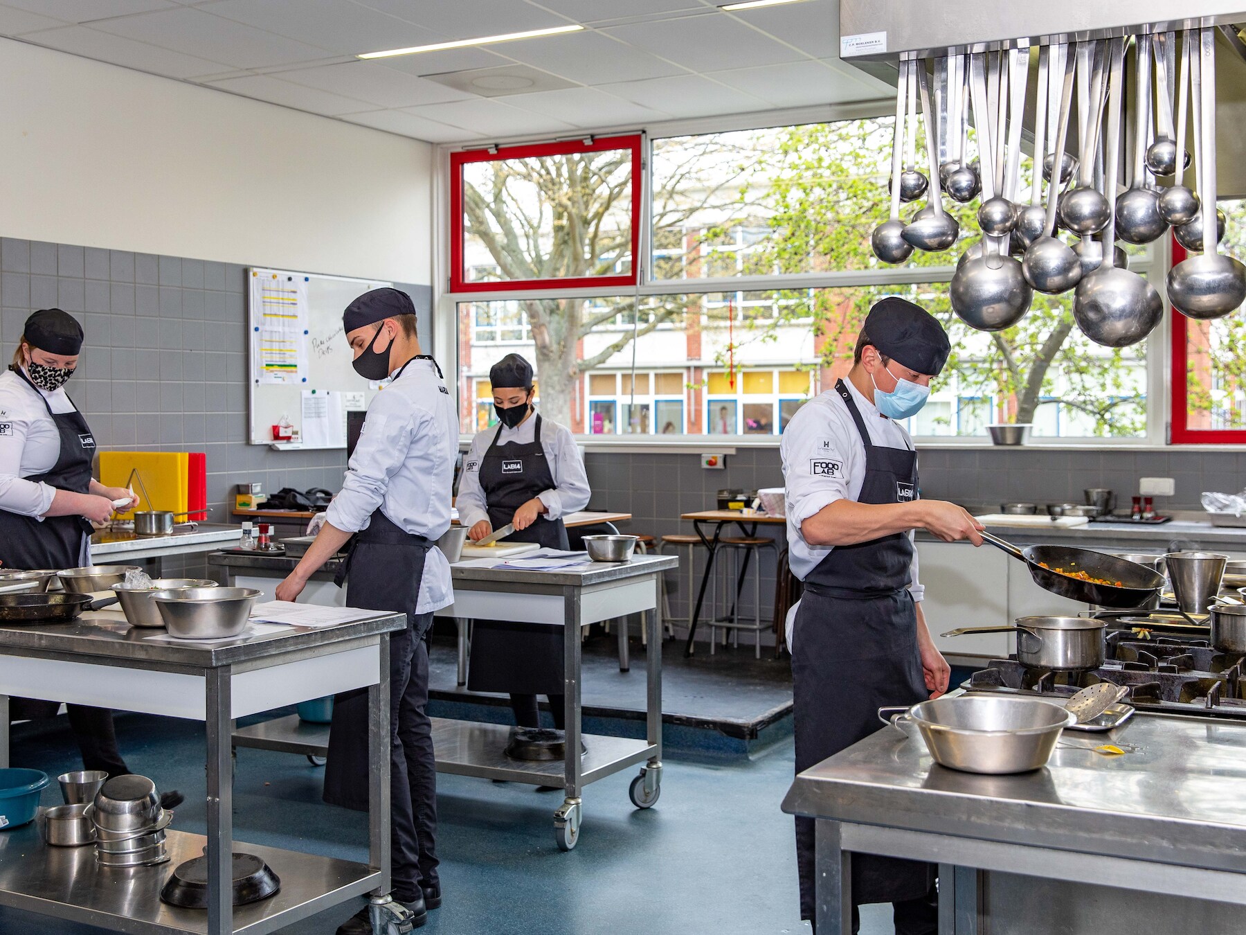 Praktijkexamen HBR (horeca, bakkerij en recreatie) op een vmbo-school.