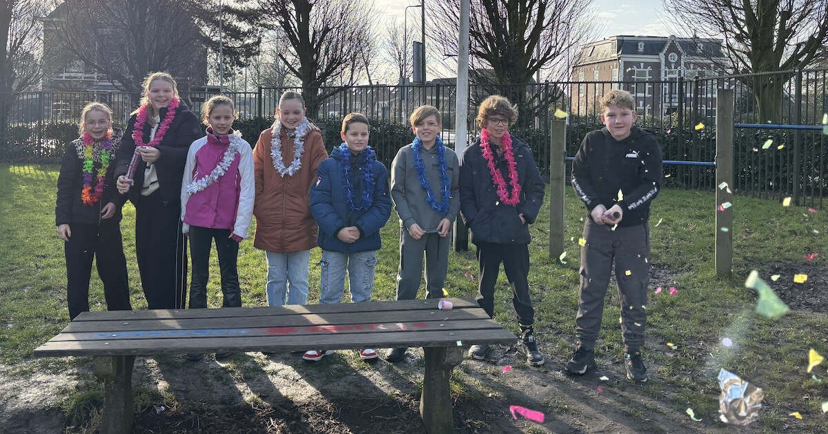Vriendenbankje op schoolplein in Zwammerdam helpt kinderen speelkameraadje te vinden | Alphen aan de