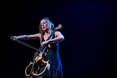 Celliste Jo Quale verwerkte stampende weefgetouwen in muziekstuk over 700 jaar Enschede