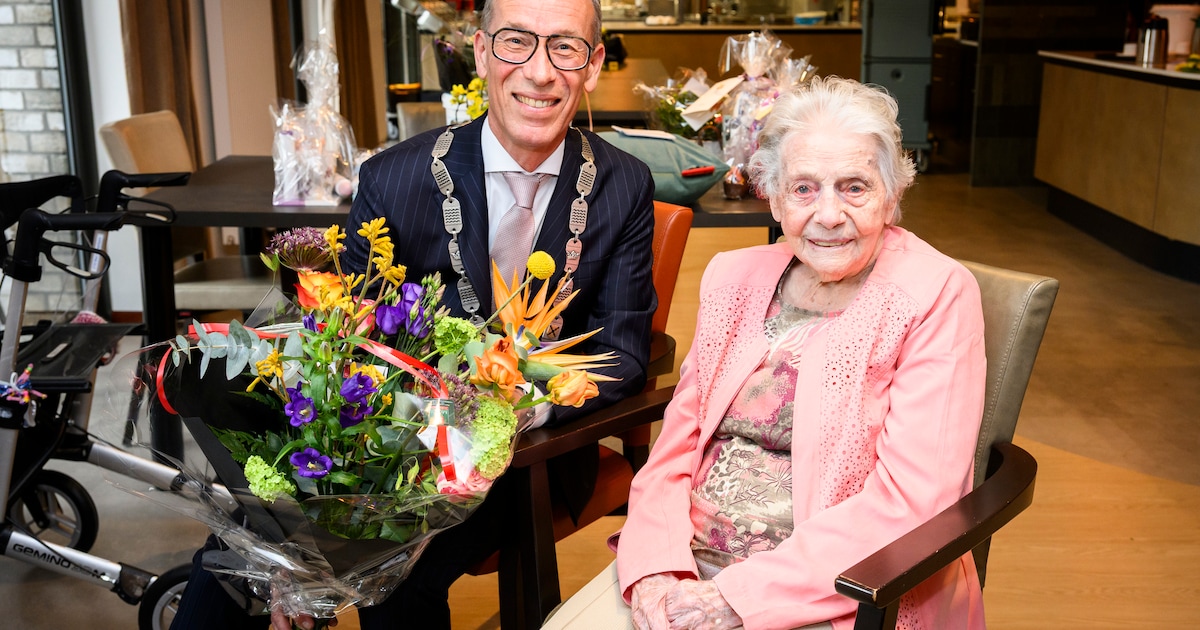 Burgemeester op bezoek bij 102-jarige Bep Ouwerkerk-Knoop, berucht vanwege haar eetlust