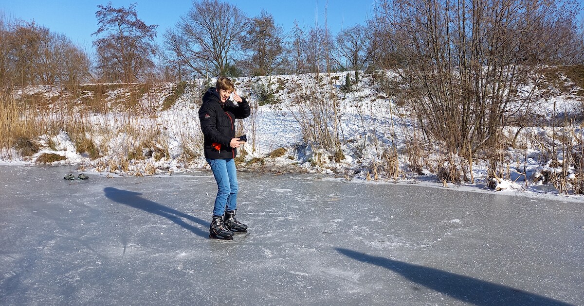Thijs (16) uit Leusden schaatst tijdens zijn online lessen, maar komt er niet mee weg