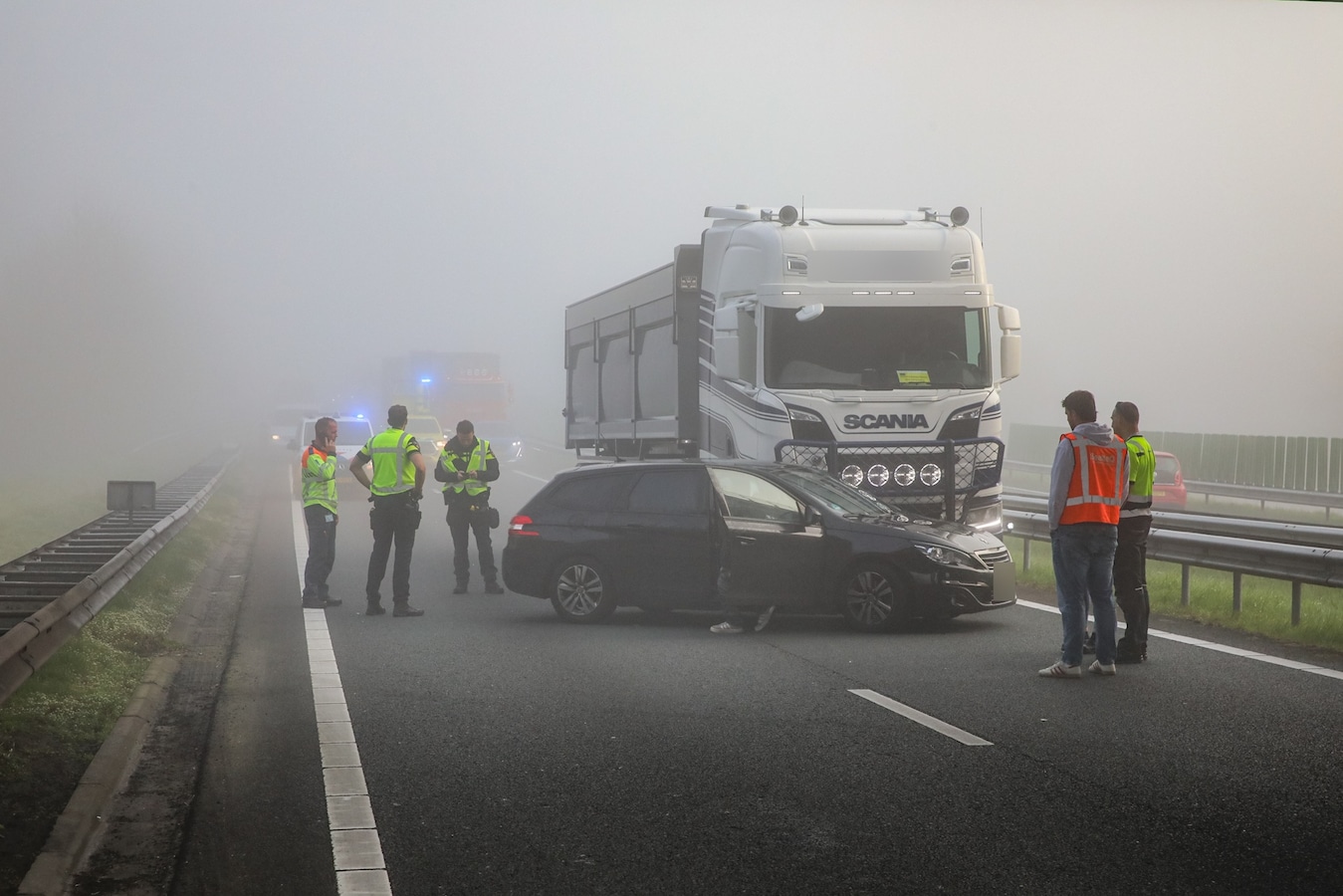 Vrachtwagen botst met auto op N33 bij Meeden | Foto