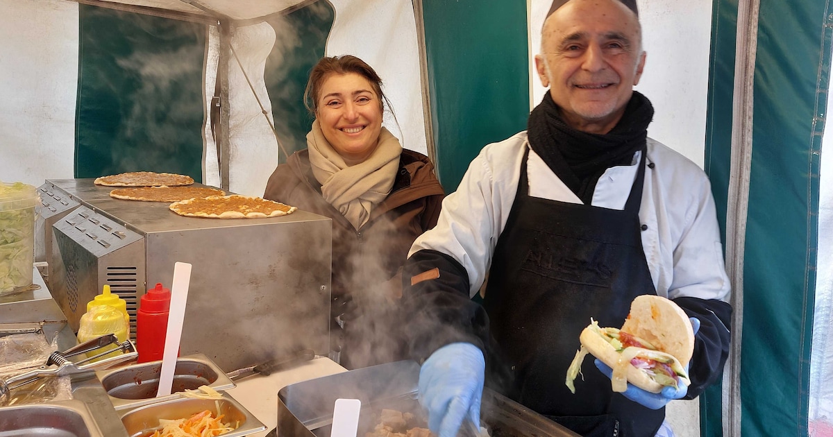 Sasan en Linda staan op de markt met tapas: ‘In de lunchpauze staat er een rij voor de Turkse pizza’