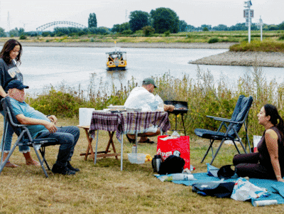 Mensen komen hier in grote groepen om te barbecueën, terwijl het helemaal niet mag vanwege de droogt