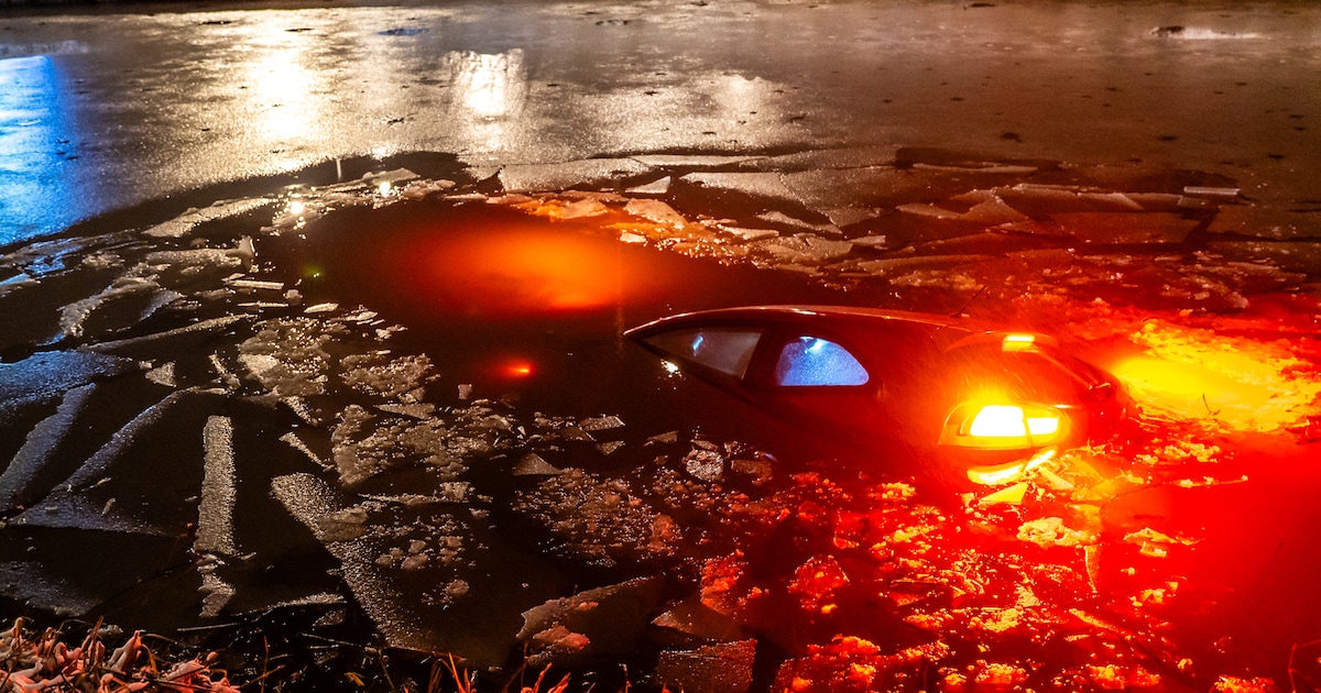 Auto belandt in water ter hoogte van Ossebroeken in Beilen