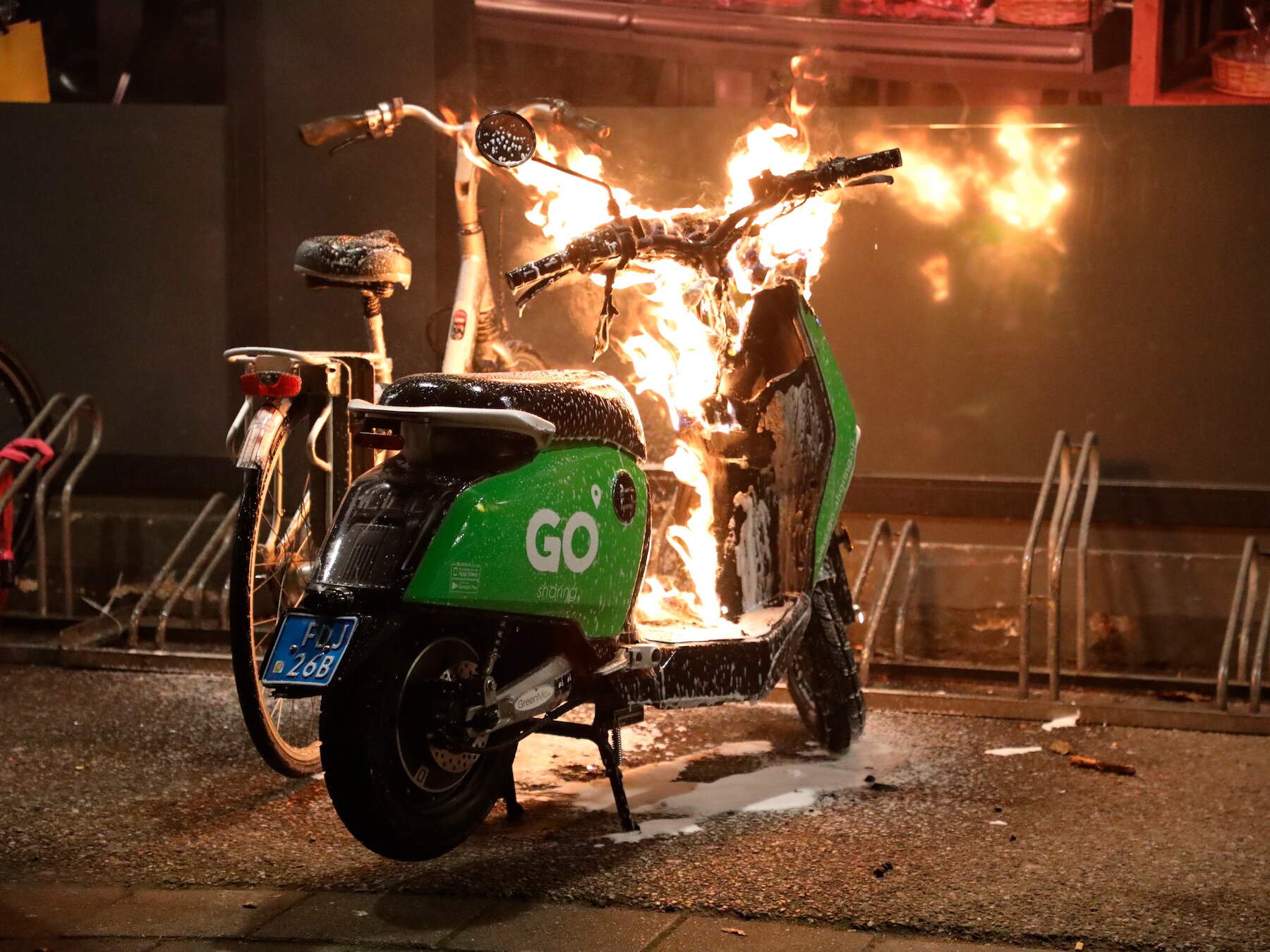 Felgroene deelscooters teruggetrokken uit sloop-hotspots: 'Uitzonderlijk wat hier gebeurt' | Auto | AD.nl