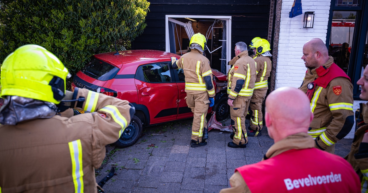 Auto rijdt tegen aanbouw van woning in Hellevoetsluis